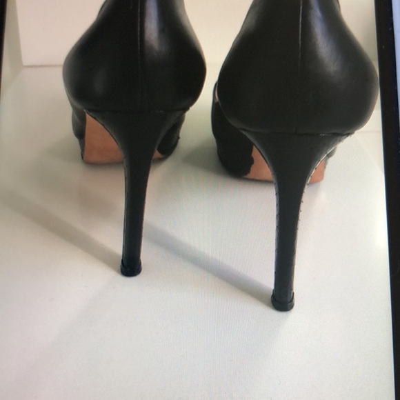 Emilio Pucci Black Peep-Toe Pumps with Gold Accent. Size 39. - Picture 4 of 6